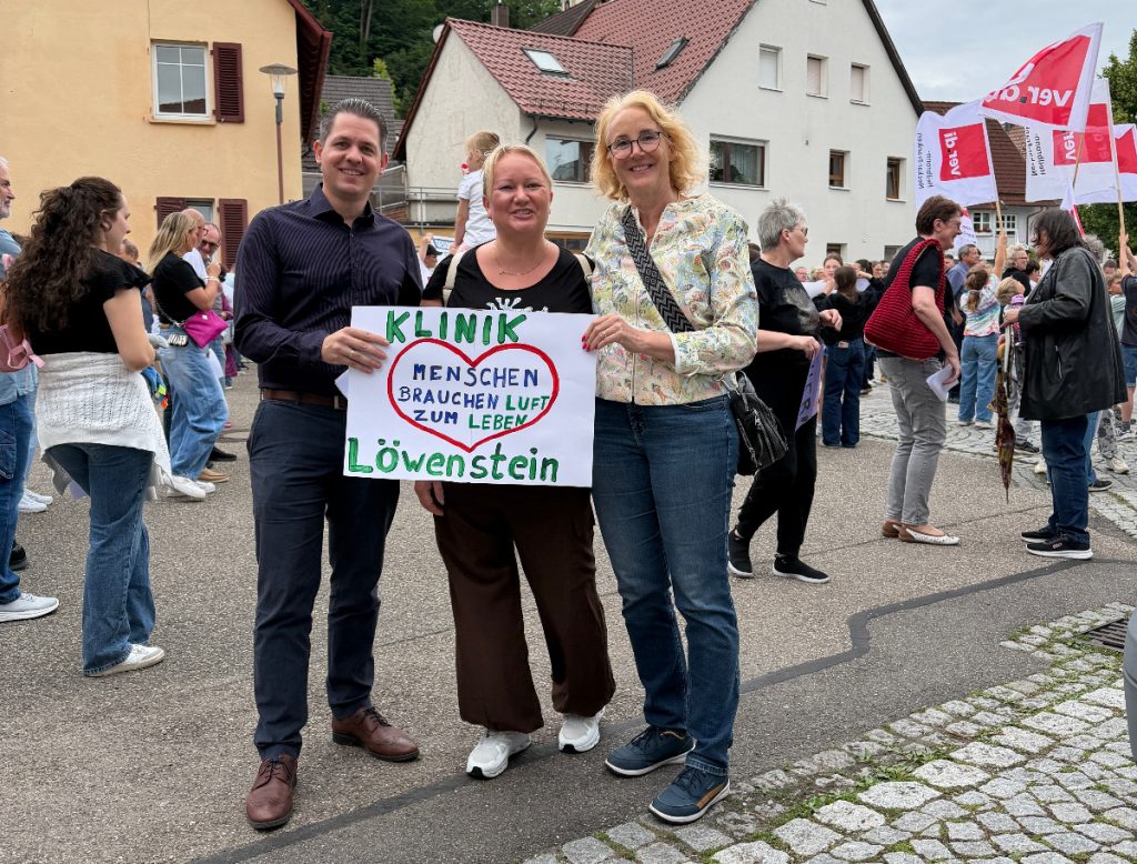 Landtagsabgeordneter Dennis Klecker, die Vorsitzende der AfD-Stadtratsfraktion Katharina Mikov und die Landtagsabgeordnete Carola Wolle