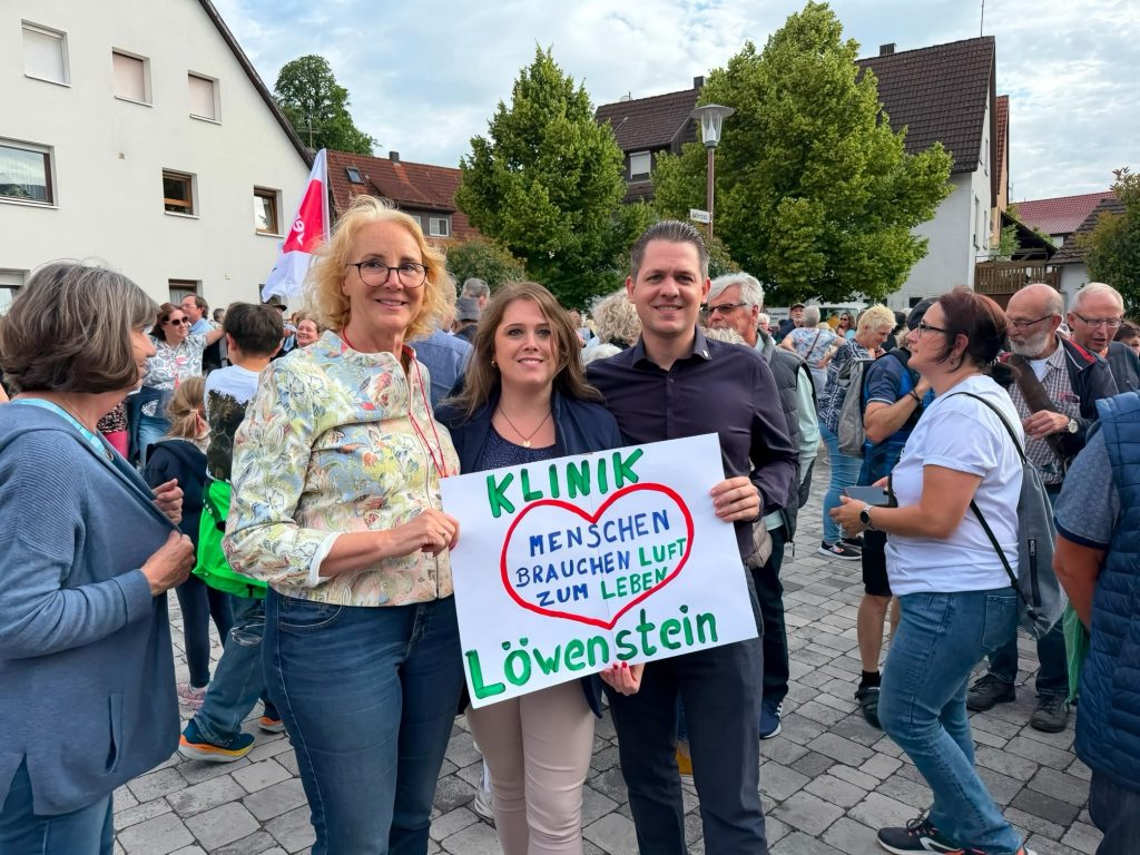 Die AfD-Landtagsabgeordneten Carola Wolle, Emely Knorr und Dennis Klecker bei der Demo Löwenstein